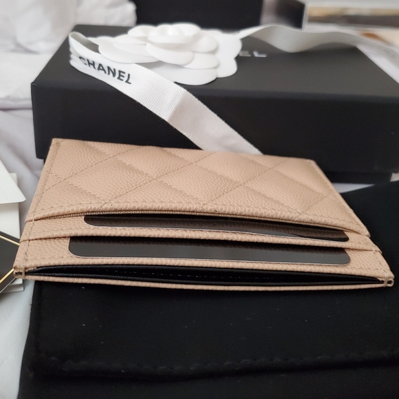 authentic Chanel filigree caviar card holder - Picture 7 of 16